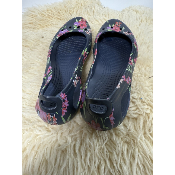 Crocs Botanical Floral Design Women’s Size 8 Navy Blue Comfy Shoes Slip On Flats - Picture 6 of 9